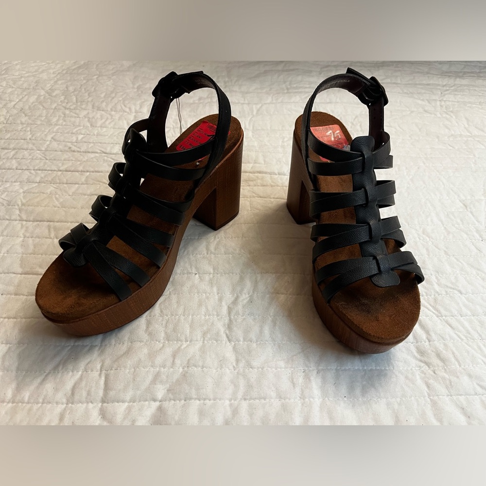White Mountain Alliance black block heel sandal Excellent nwt